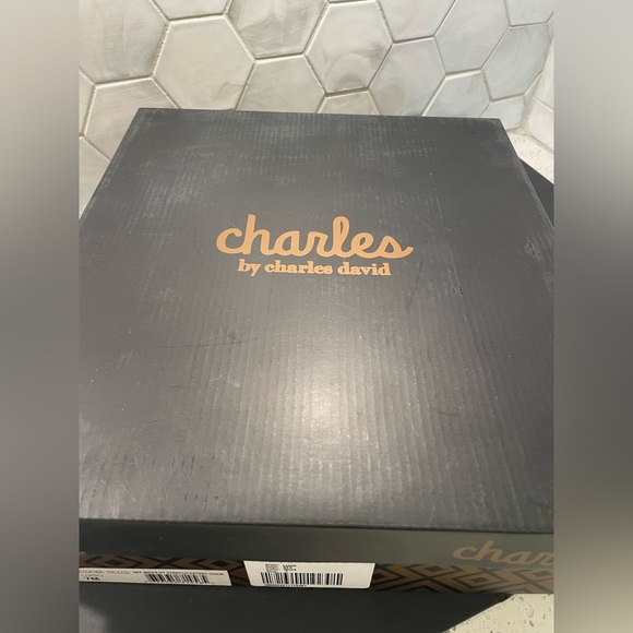 Charles By Charles David LUGO Gold Chain Booties White Size 7 Brand New! Sleek - Picture 12 of 12